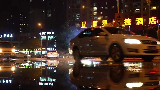 雨后车流夜景街道五彩斑斓