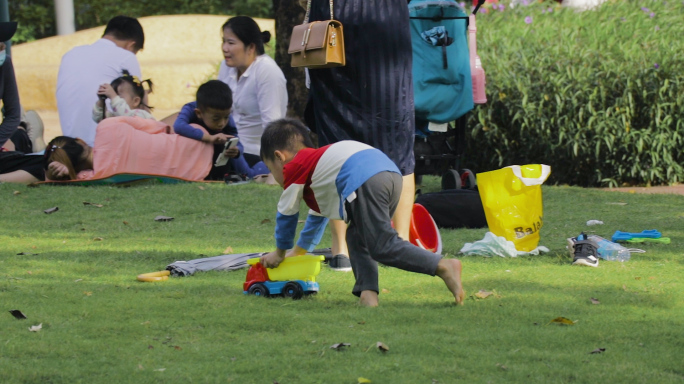 广州市儿童公园小孩玩耍