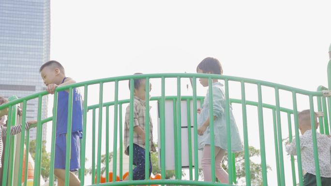 广州市儿童公园小孩玩耍