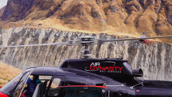 交通 直升机飞抵安纳普尔纳大本营高山峡谷