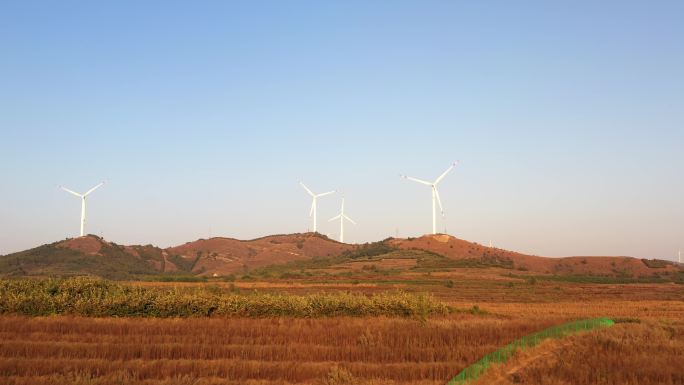 航拍风力发电风车秋季山丘丰收4K