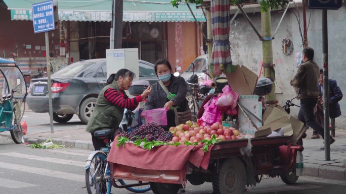 小城镇路边卖水果商贩