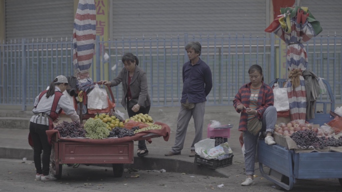 小城镇路边卖水果商贩SLOG