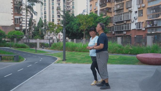 城市建设深圳小公园里跳双人舞老人和谐生活