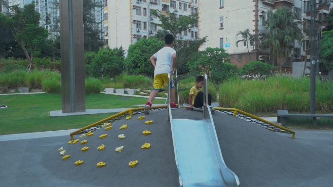 城市建设深圳公园里玩滑梯的小朋友