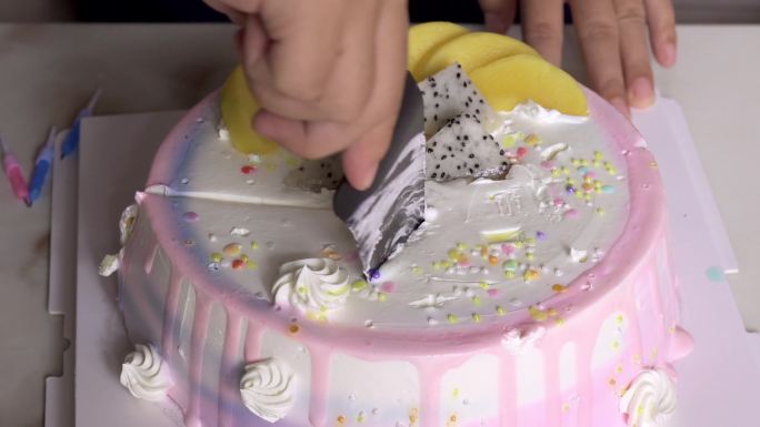 生日点蜡烛切蛋糕丨4K丨原创
