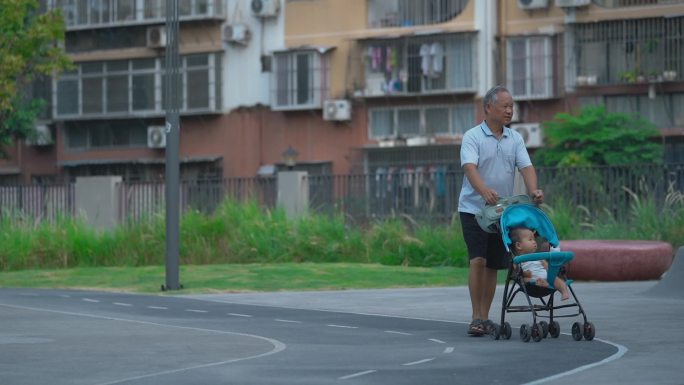 深圳老人推儿童车散步和谐生活