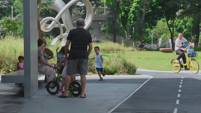 深圳建设小公园老人小孩和谐