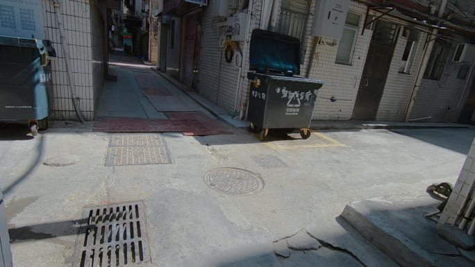 深圳城市建设，城中村水泥路保护木板