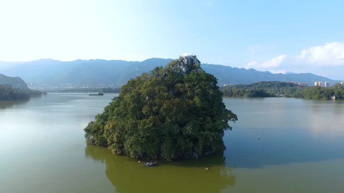 航拍高清湖面、小桥、高山