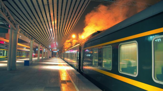 冬天的火车站即将开出的列车上面浓烟滚滚