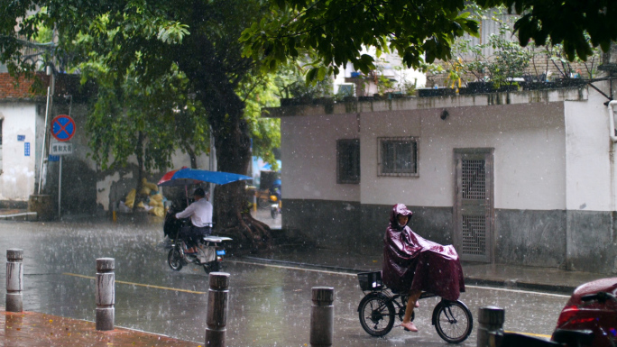 实拍下雨天街道屋檐雨滴视频素材