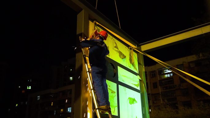 城市建设深圳夜晚爬楼梯电焊工焊接火花
