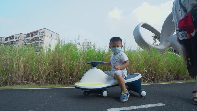 城市建设深圳小朋友玩滑步车和谐生活