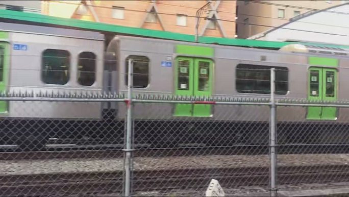 日本电车掠过开过短视频