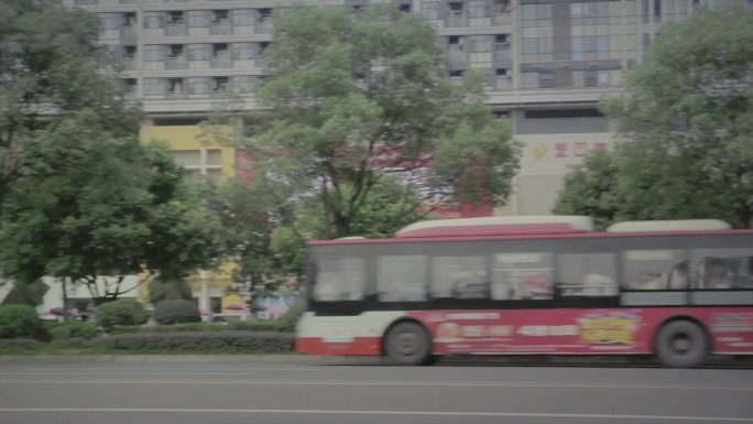 城市上下班乘坐公交绿色出行环境交通上班族