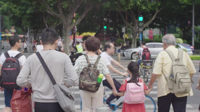 4K升格拍摄，广州一家人牵手过马路。