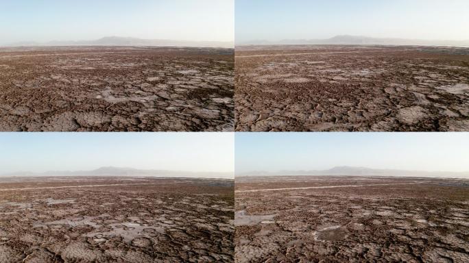 大柴旦湖边干旱的盐碱化土地