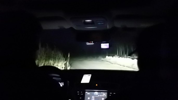 路过农村车辆走夜路