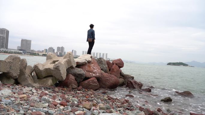 海边走路踩石头看风景