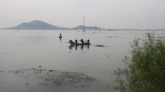 东平湖捕鱼的渔民