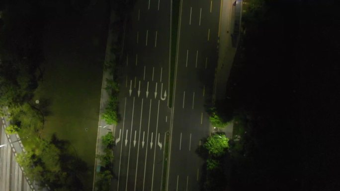 夜间马路上汽车行驶航拍
