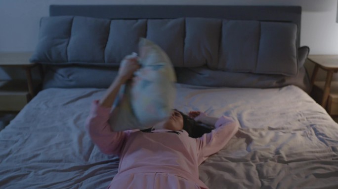 4K高清拍摄，头痛欲裂倒在床上盖上枕头。