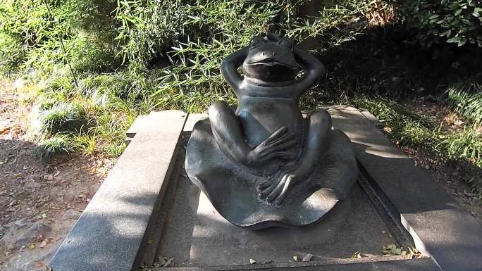 坐井观天青蛙雕塑