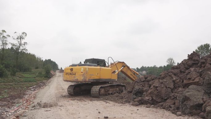 挖掘机施工工地机械化农村修路乡村改造