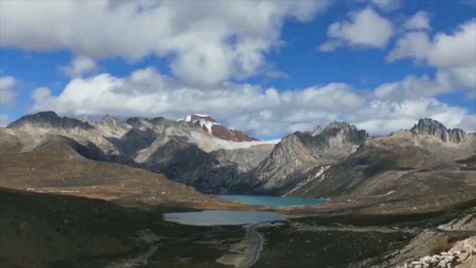 蓝天白云湖水山峰山脉