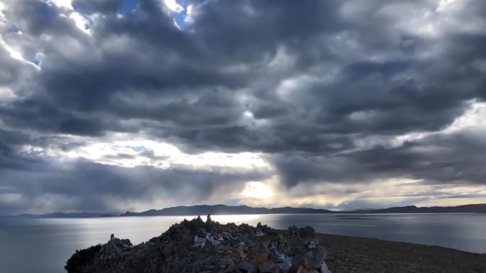 蓝天白云湖水湖面流云绿地山峰