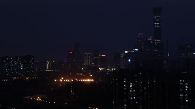 4K实拍国贸CBD中国尊夜景车流北京夜景
