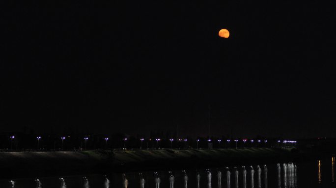4K夜晚河流路灯红月亮01