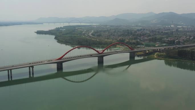 襄阳汉江五桥东津大桥，绿水青山宣传口号