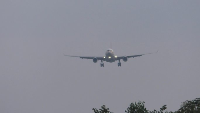 4K天津航空空客A330客机降落