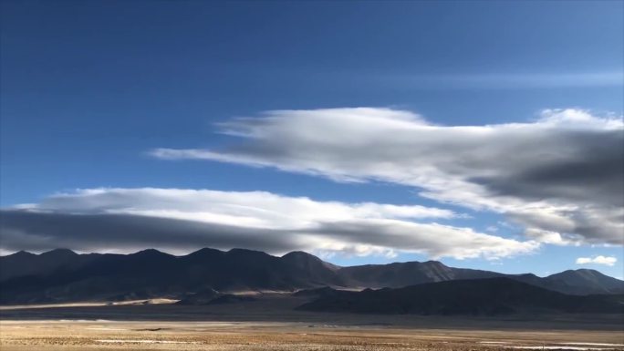 蓝天白云湖水湖面流云草地山峰