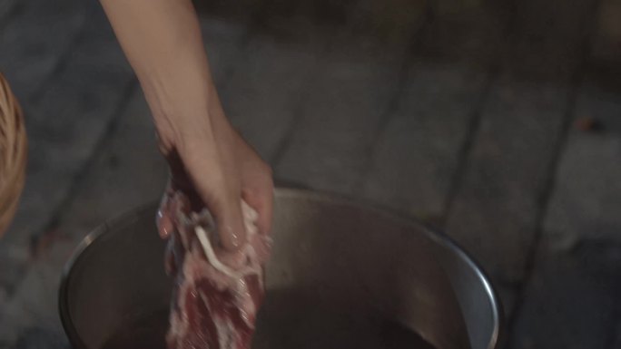 猪筒骨放入汤锅中螺蛳粉汤底骨头汤4K