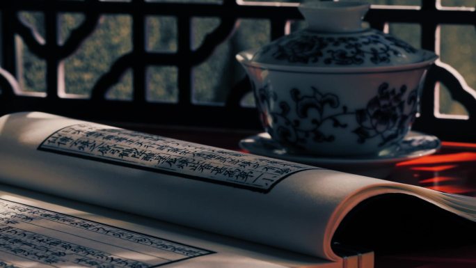 青花瓷茶杯和古籍