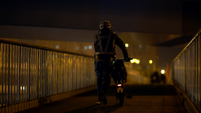 北京深夜一个人下班回家走路背影4k