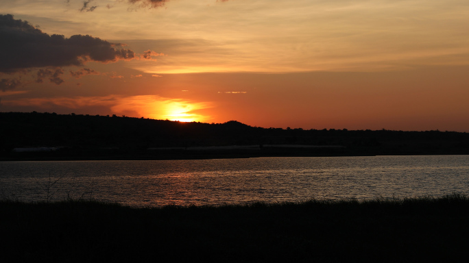 湖边夕阳，浪漫日落，余晖，黄昏水面