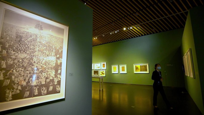 深圳中国版画博物馆展厅墙上油画作品