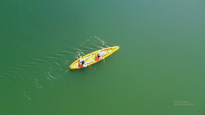 4K航拍湖面划船皮划艇