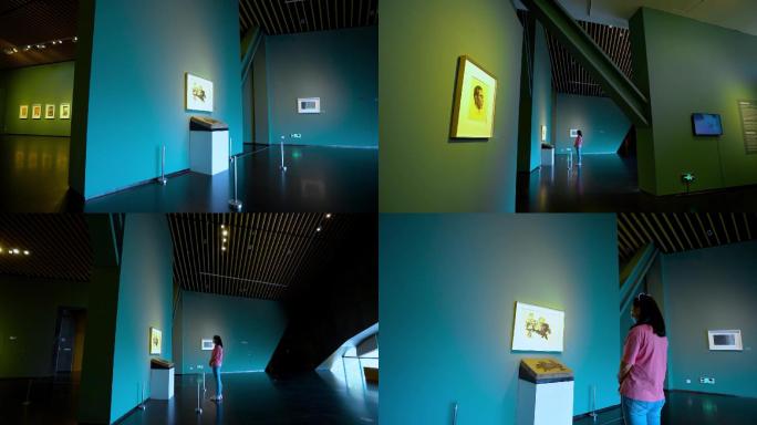 深圳中国版画博物馆展厅欣赏作品女观众