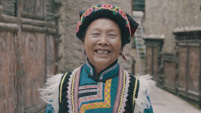 贫困山区少数民族微笑