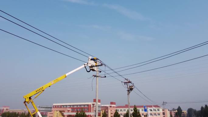 电工高空接电线作业施工