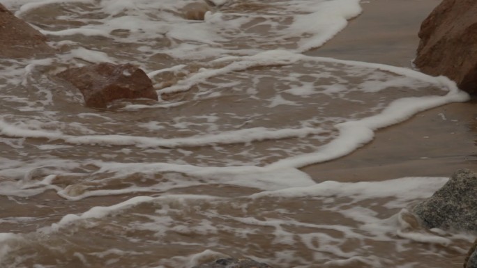 浊浪翻滚海上大风阴沉的海岸浊浪风