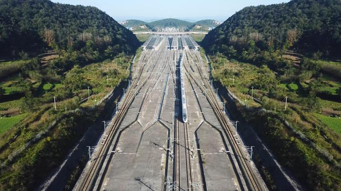 4k高铁从田园山涧经过（和谐号富强号）