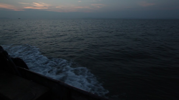 清晨海上行船渔船出海出海渔民打