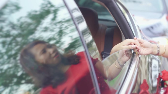 妈妈签女儿手送别