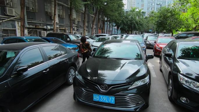深圳小区拥挤停车场占道停满车